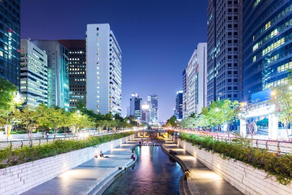 Plan A Hostel in Dongdaemun Seoul Bagian luar foto