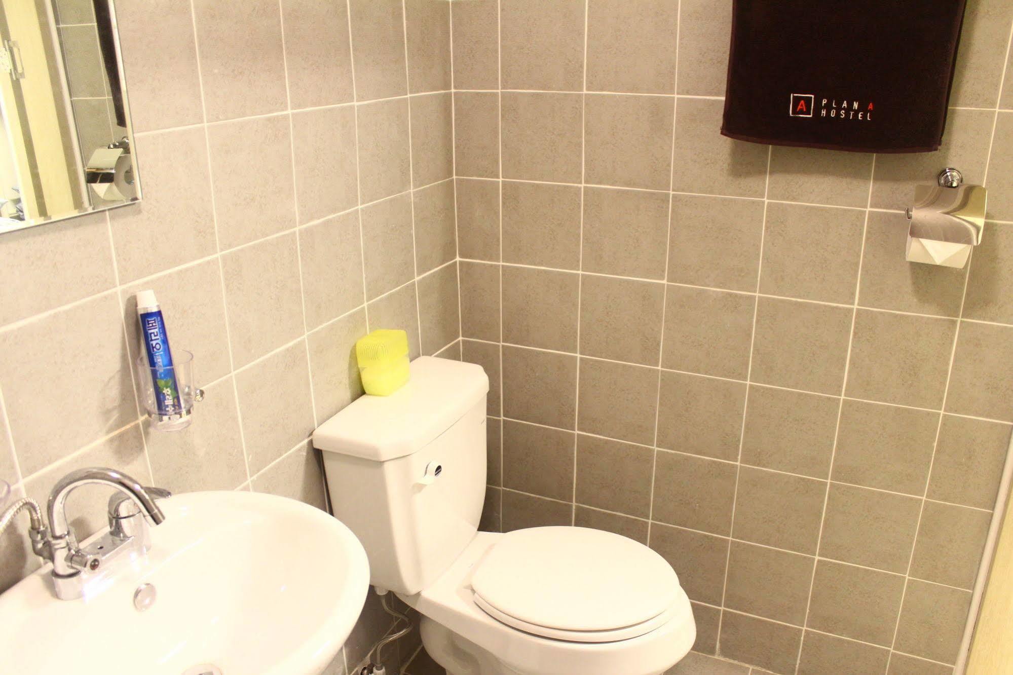 Plan A Hostel in Dongdaemun Seoul Bagian luar foto