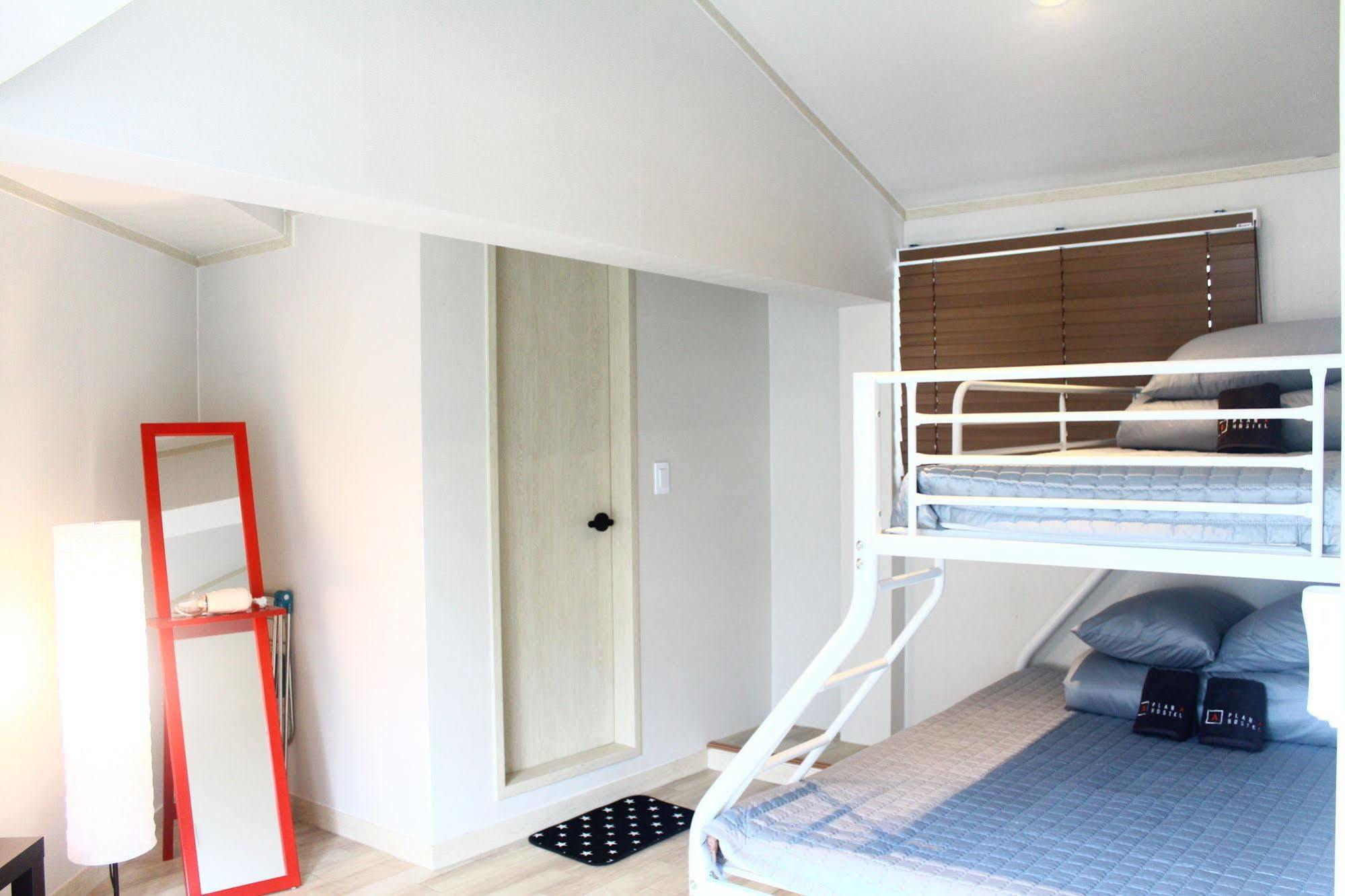 Plan A Hostel in Dongdaemun Seoul Bagian luar foto